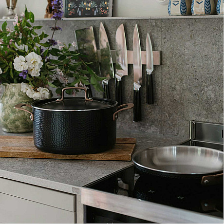 Pepper -  Gryta med Lock 24 cm Svart