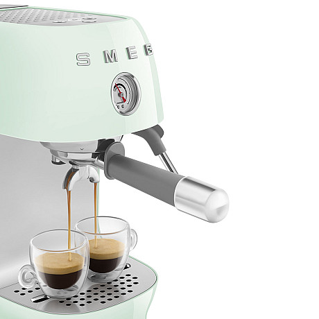 Smeg - ECF03PGEU - Manuell espresso med Cold Brew, Pastellgrön